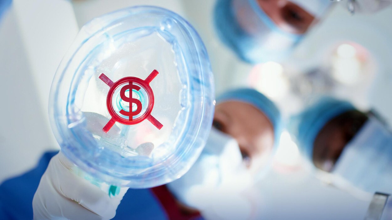 Un masque du service en anesthésiologie avec un signe de dollars.