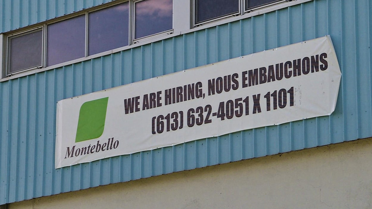 Une enseigne indique que l'entreprise Montebello embauche.
