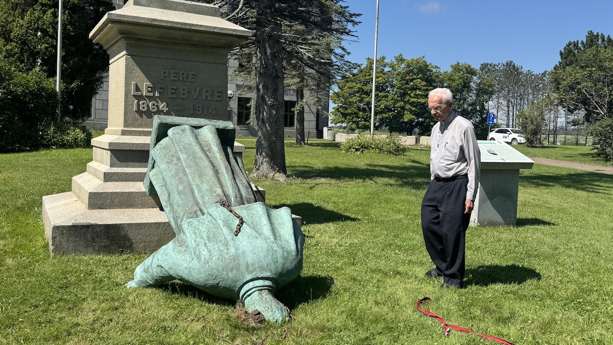 La statue du père Camille Lefebvre vandalisée à Memramcook