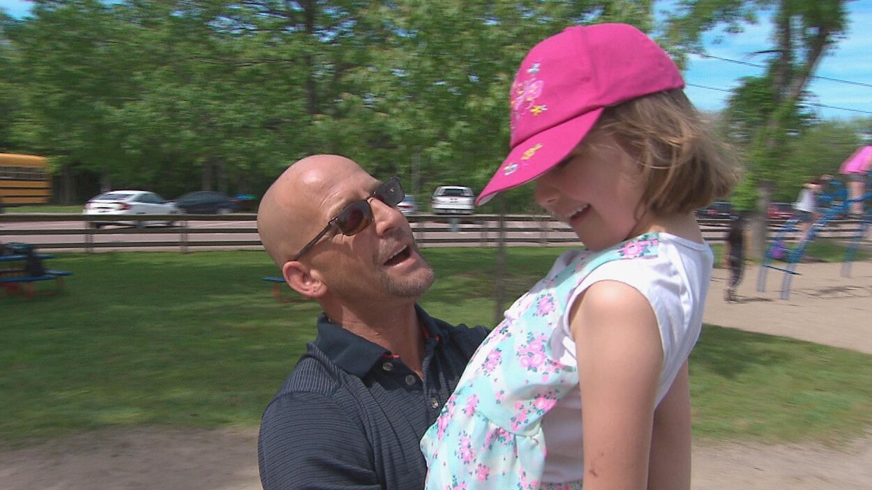 Un père jouant avec sa fille au parc Un père jouant avec sa fille au parc