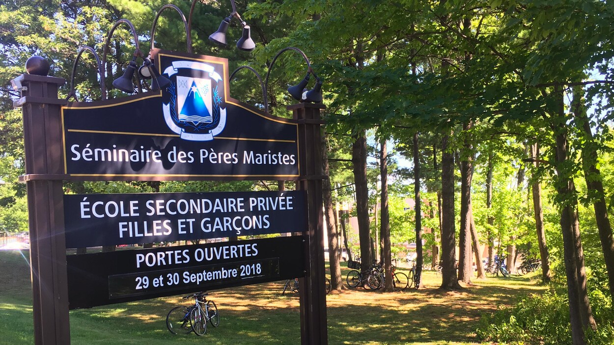 L'enseigne du Séminaire des Pères Maristes à Sillery devant un boisé