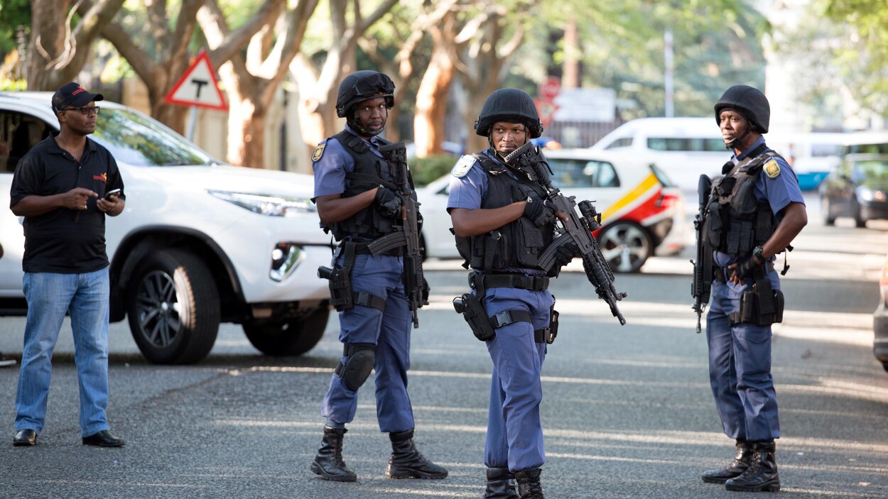 Des policiers dans la rue. Des policiers dans la rue.