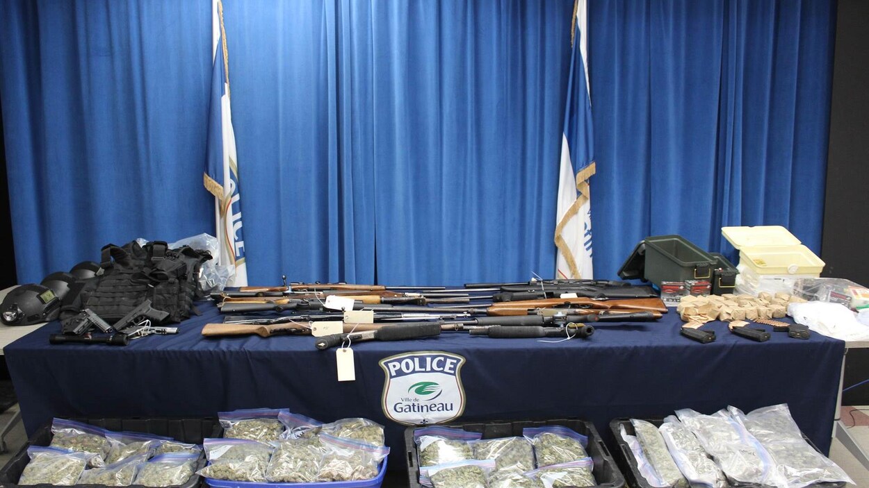 Des armes et de la drogue sur une table du SPVG.