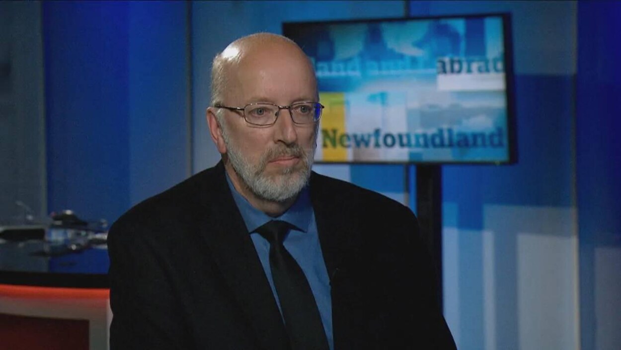 Perry Trimper dans les studios de télévison de CBC à Terre-Neuve-et-Labrador.
