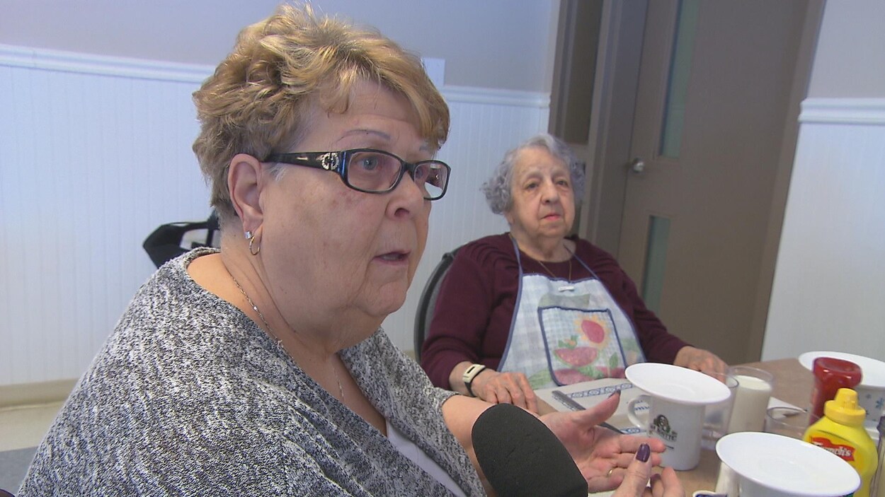 Hermine Hébert discute à table avec d'autres résidents.