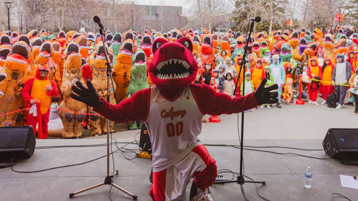 L’Université de Calgary établit un nouveau record de personnes déguisées en dinosaures