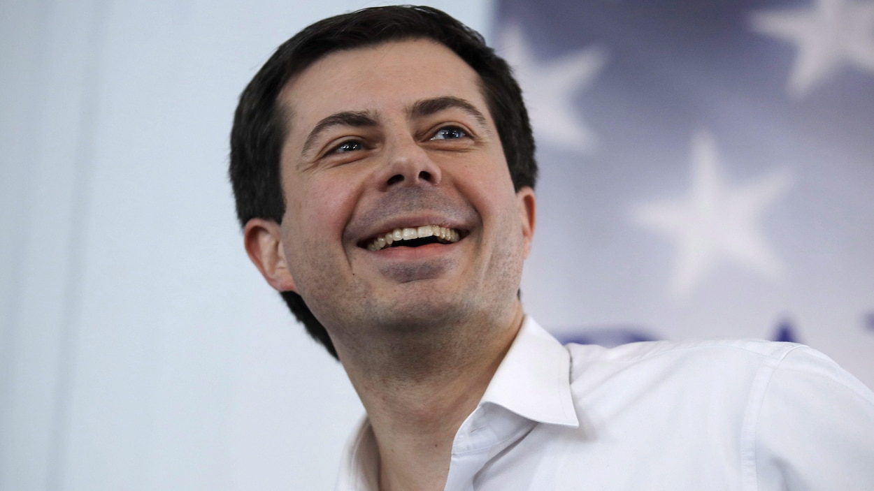 Gros plan de Pete Buttigieg, qui est tout sourire