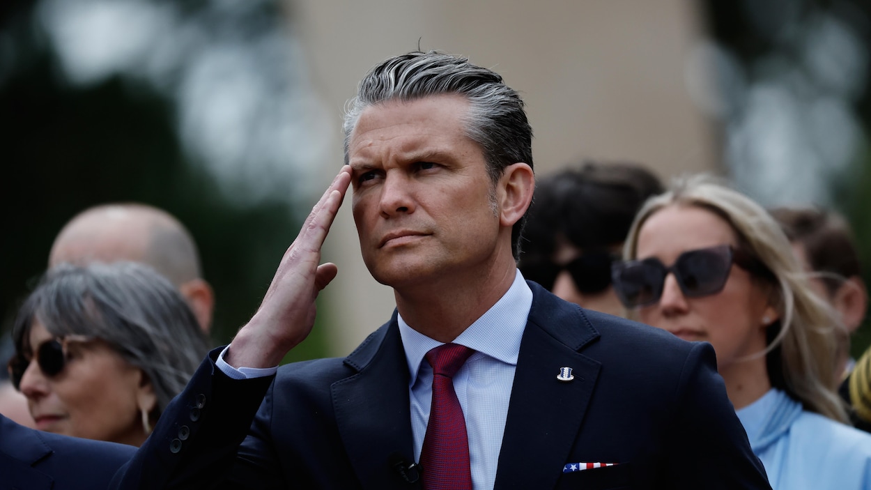 Sur les plages de Normandie, Pete Hegseth évoque une « invasion » d’immigrés