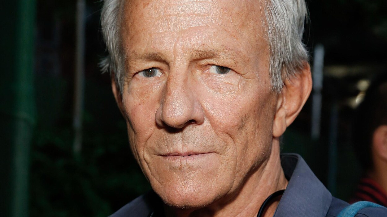 Peter Beard regarde la caméra avec un visage impassible.