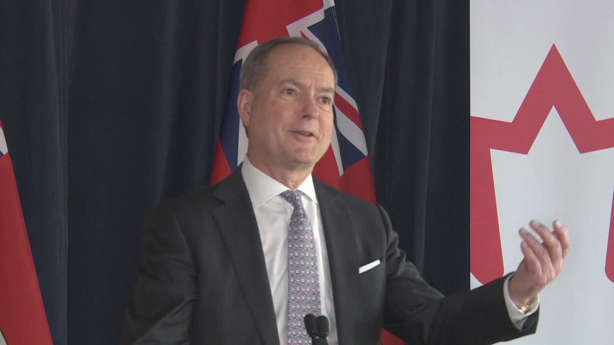 Le président du Conseil du Trésor Peter Bethlenfalvy devant les journalistes.