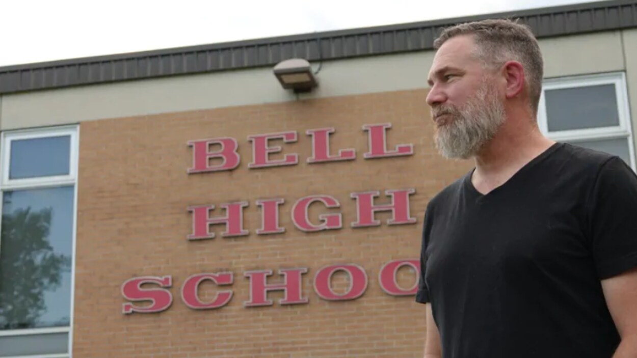 Un homme devant une école secondaire à Ottawa.