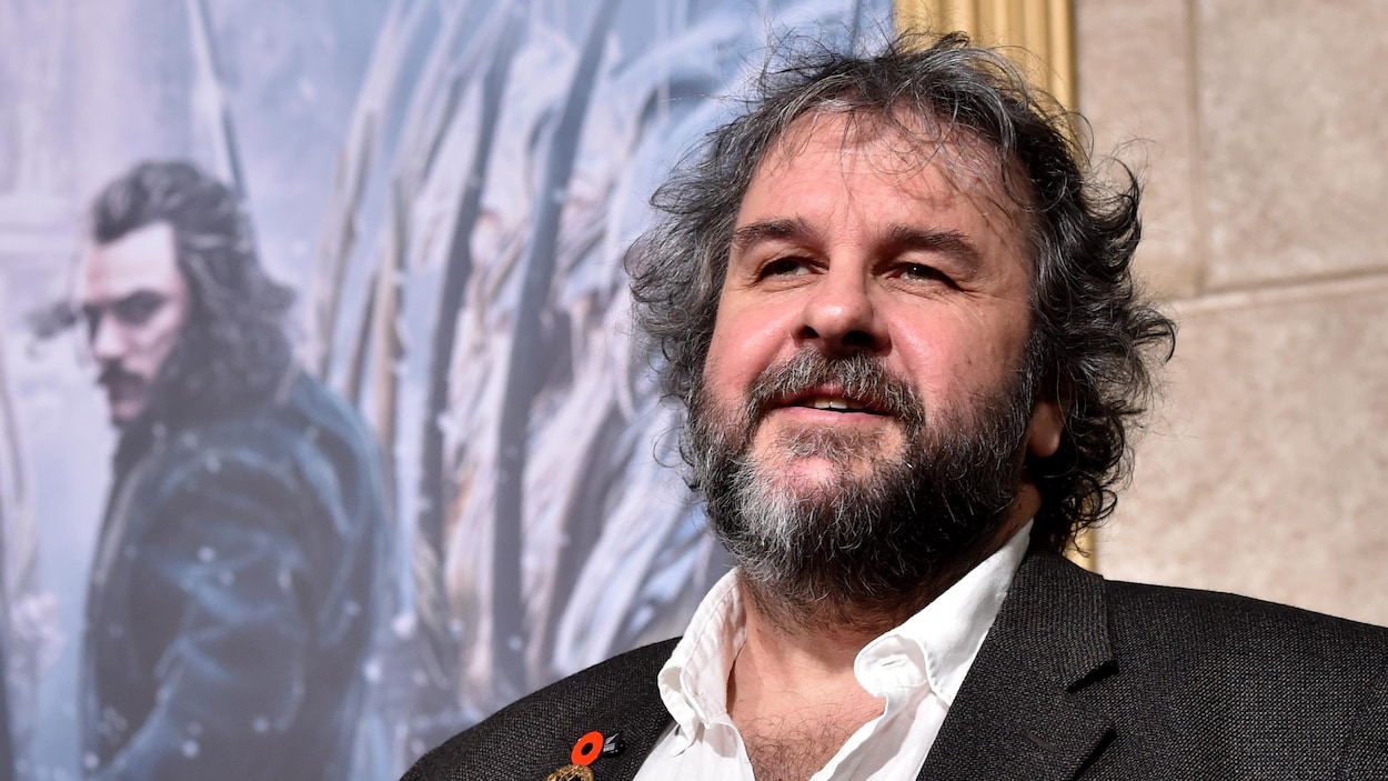Le réalisateur Peter Jackson sourit aux photographes sur le tapis rouge de The Hobbit: The Battle of the Five Armies , à Los Angeles en décembre 2014. Le réalisateur Peter Jackson sourit aux photographes sur le tapis rouge de The Hobbit: The Battle of the Five Armies , à Los Angeles en décembre 2014.