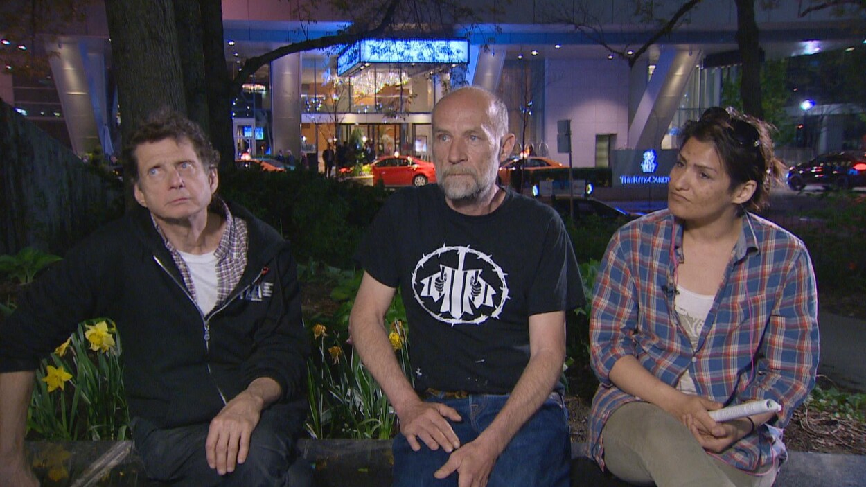 Trois membres de la communauté des utilisateurs de drogues de Toronto discutent au centre-ville de la métropole. Trois membres de la communauté des utilisateurs de drogues de Toronto discutent au centre-ville de la métropole.