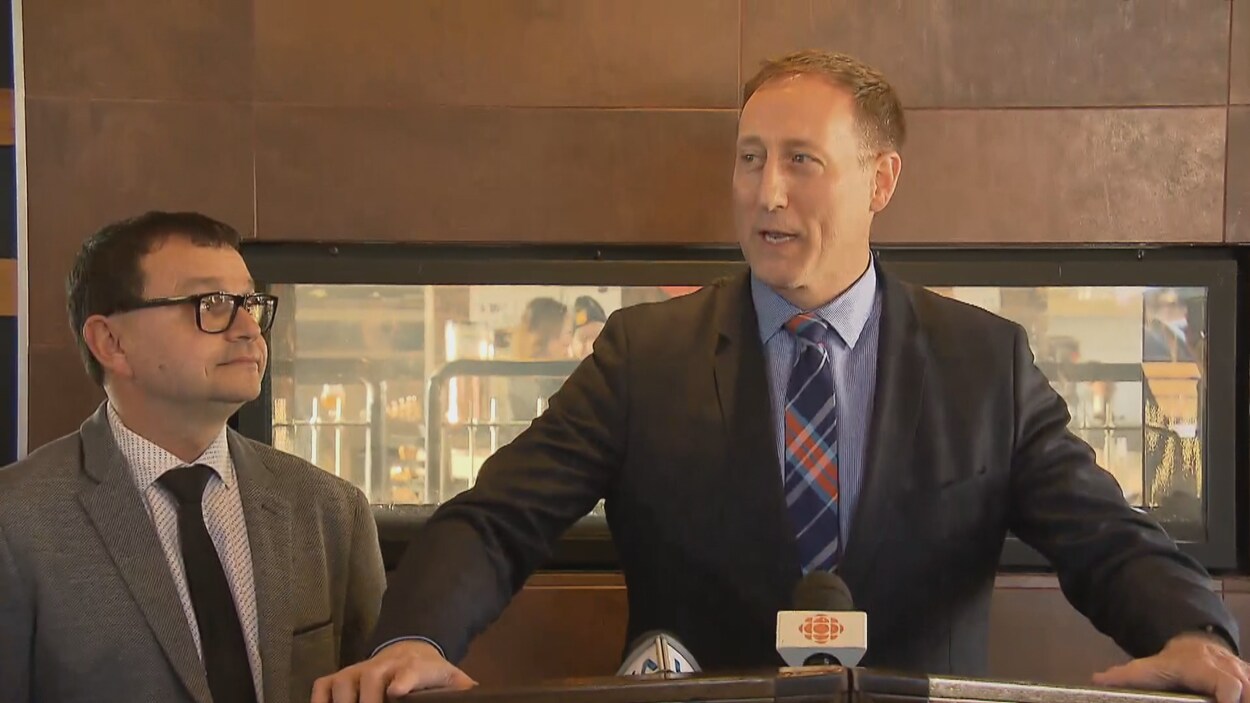 Jacques Gourde se trouve aux côtés de Peter MacKay lors de son discours.