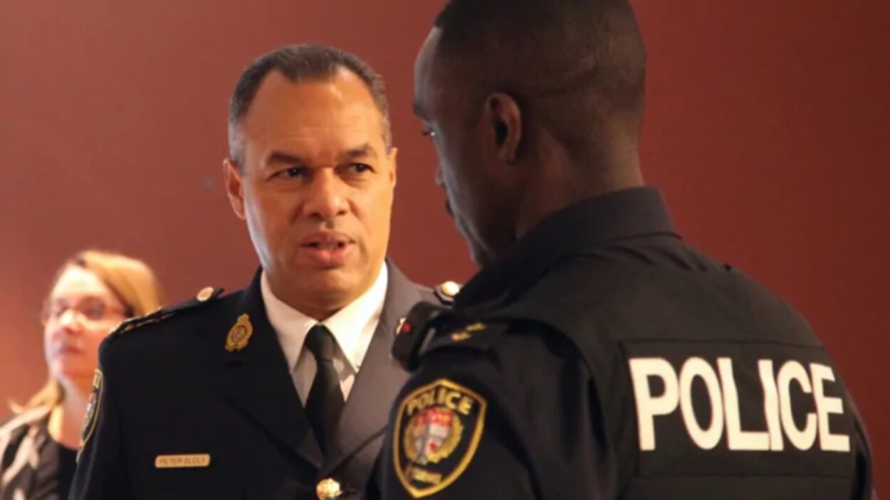 Peter Sloly en discussion avec un agent de police.