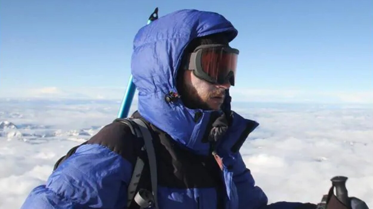 Un alpiniste marche en haute montagne