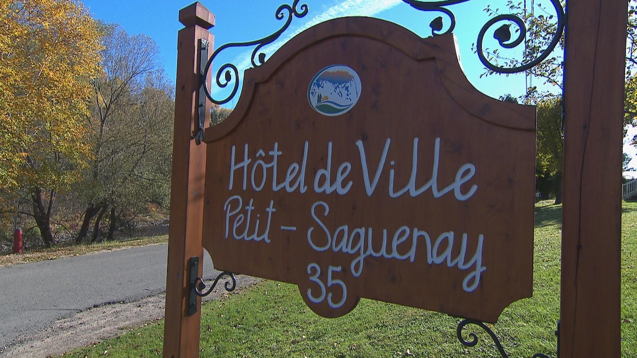 L'affiche de l'hôtel de ville de Petit-Saguenay en bordure de la route. L'affiche de l'hôtel de ville de Petit-Saguenay en bordure de la route.