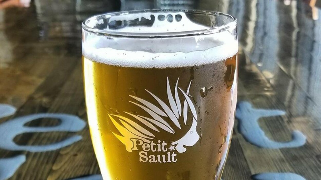 Une bière sur une table.