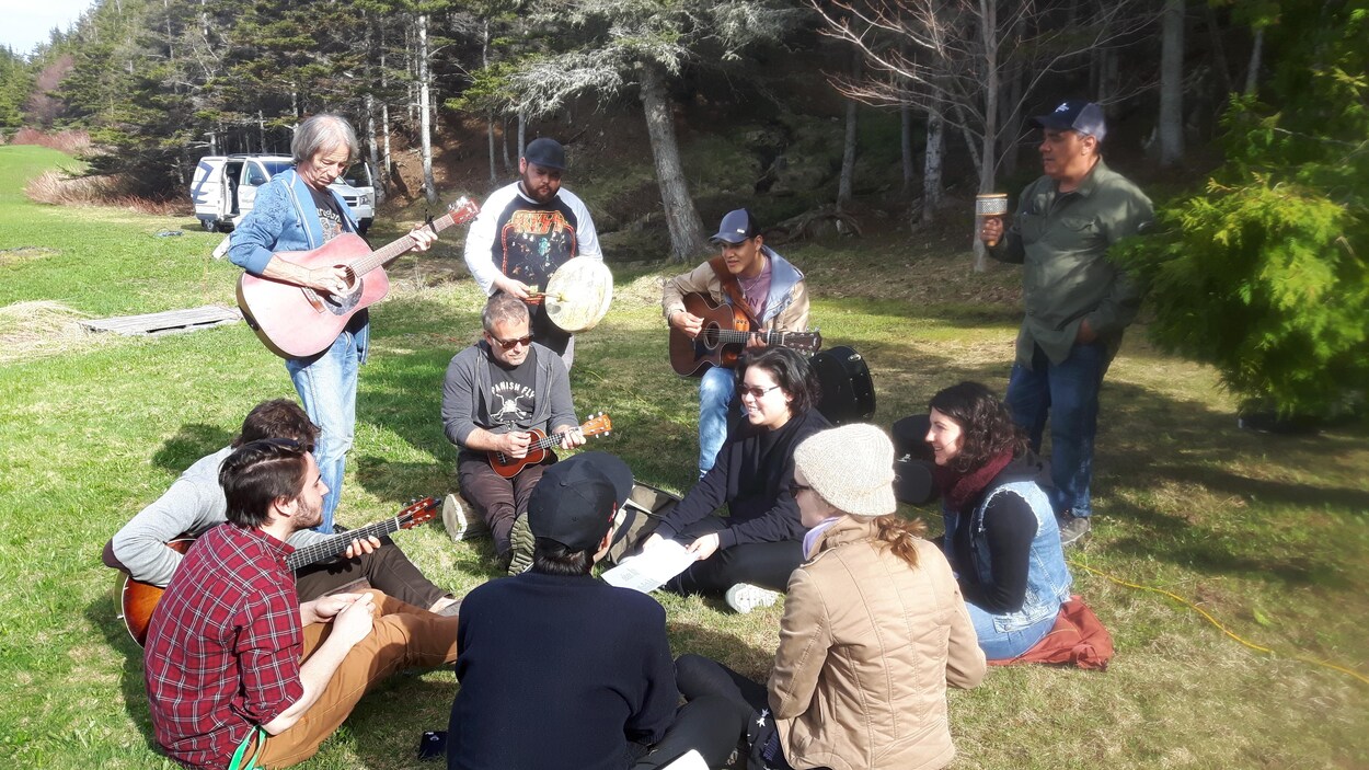 La résidence de création rassemblait des artistes autochtones et non autochtones à Petite-Vallée en Gaspésie