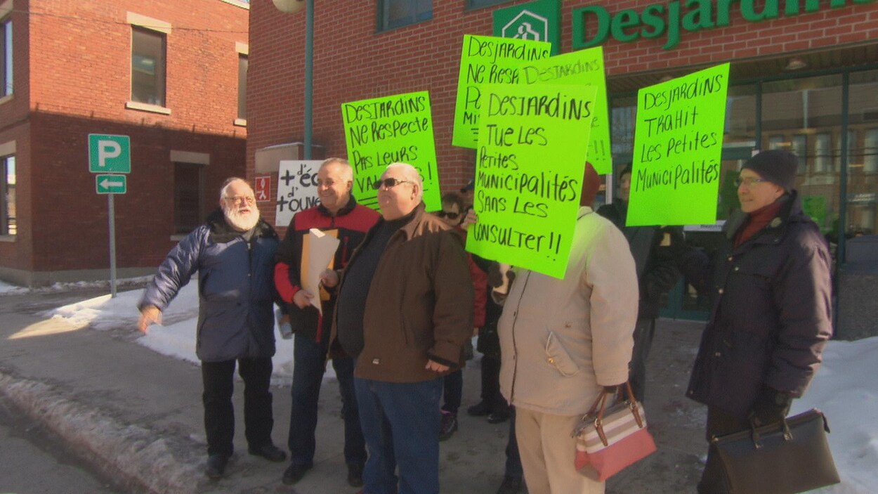 Une dizaine de personnes ont manifesté devant une succursale de la Caisse Desjardins du Coeur-des-Vallées Une dizaine de personnes ont manifesté devant une succursale de la Caisse Desjardins du Coeur-des-Vallées