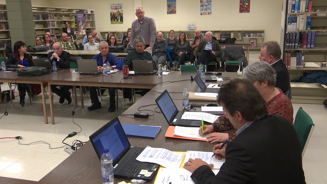 Le porte-parole du comité Nos enfants dans notre école Martin Ménard à posé de nombreuses questions aux dirigeants de la Commission scolaire de Kamouraska-Rivière-du-Loup. Le porte-parole du comité Nos enfants dans notre école Martin Ménard à posé de nombreuses questions aux dirigeants de la Commission scolaire de Kamouraska-Rivière-du-Loup.