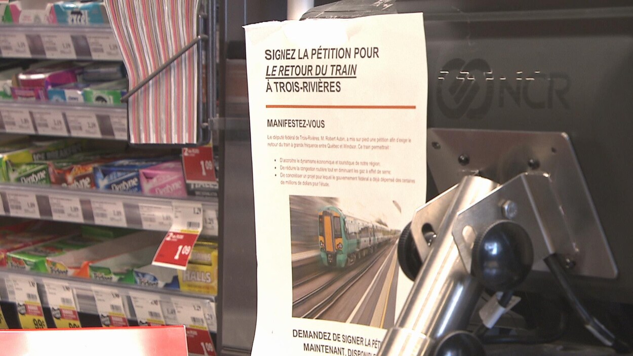 Une feuille parlant de la pétition sur un écran de caisse, devant de la gomme.