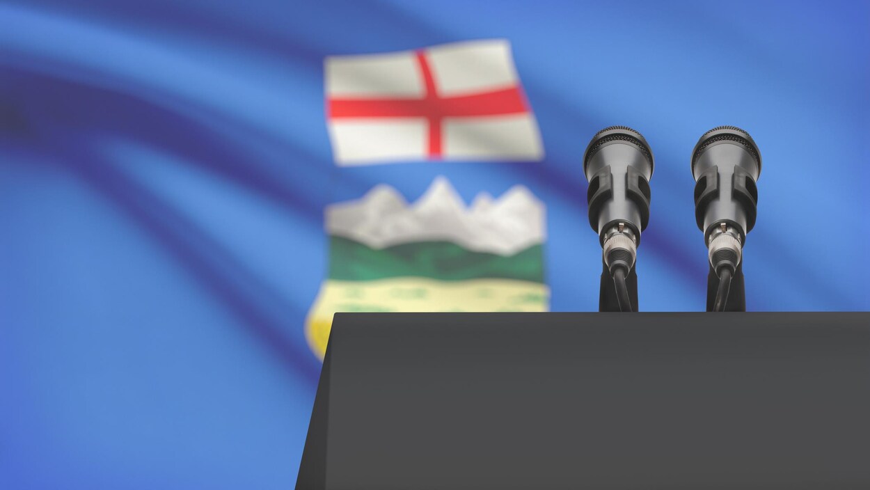 Deux micros devant le drapeau albertain.