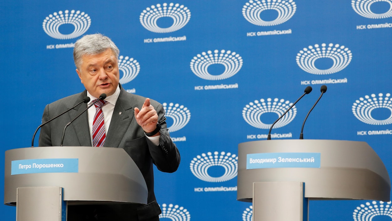 Petro Porochenko parle au micro devant sa tribune, pendant que l'autre est vide.
