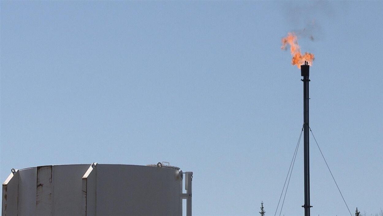 Test de production au puits Haldimand no 4. Flamme qui sort d'une cheminée. Test de production au puits Haldimand no 4. Flamme qui sort d'une cheminée.