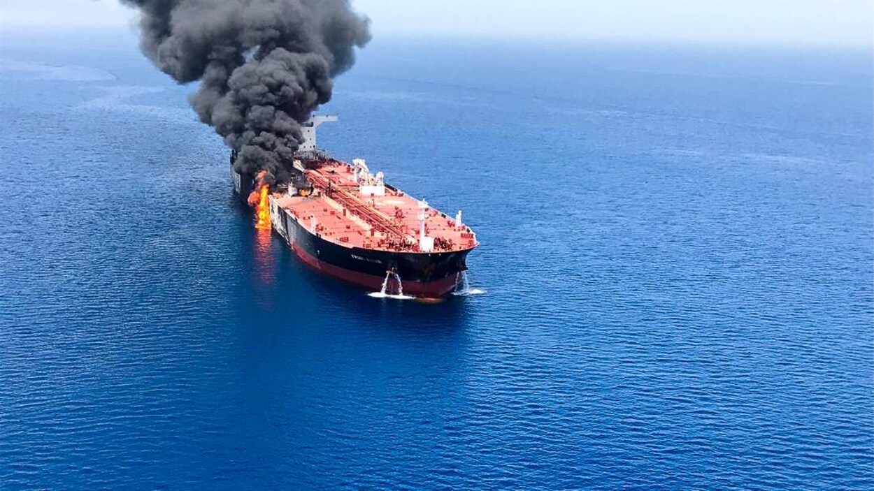 Un pétrolier après avoir été attaqué dans le golfe d'Oman