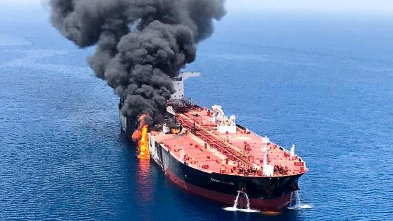 Un pétrolier après avoir été attaqué dans le golfe d'Oman