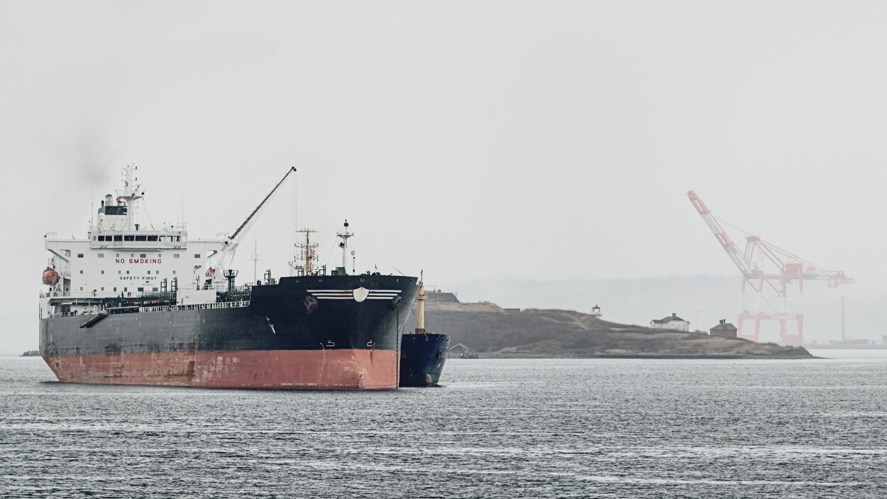 Un pétrolier ancré dans un port. Un pétrolier ancré dans un port.