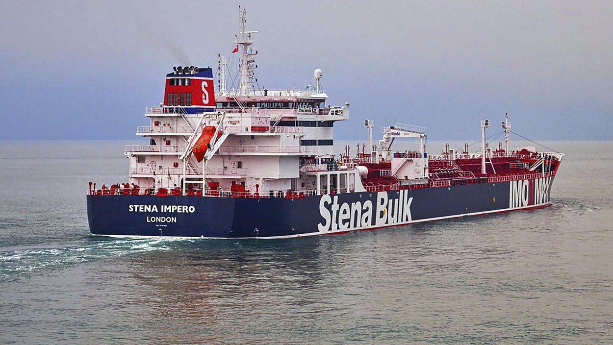 Un pétrolier navigue sur l'eau.