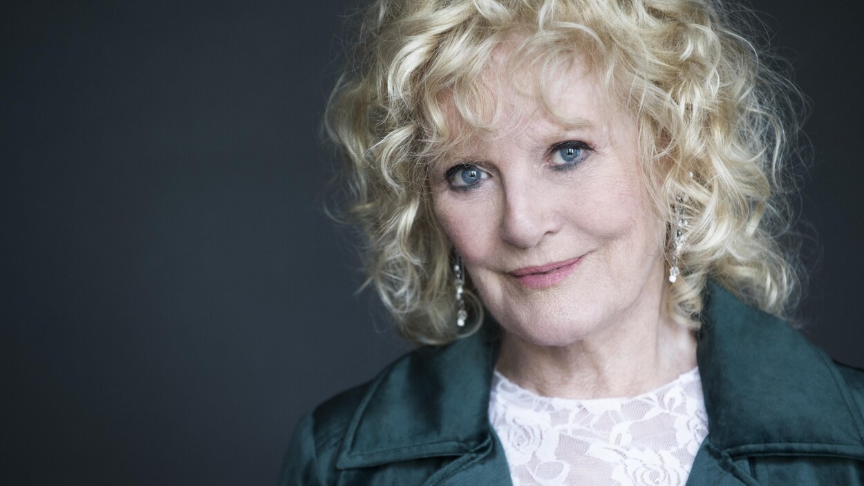 Petula Clark prend la pose pour une série de photos promotionnelles. Petula Clark prend la pose pour une série de photos promotionnelles.