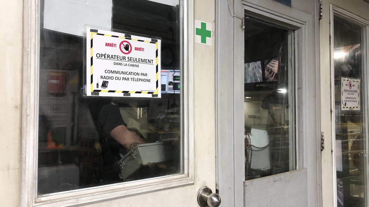 Une pancarte indique clairement que les opérateurs seulement peuvent entrer dans une cabine.