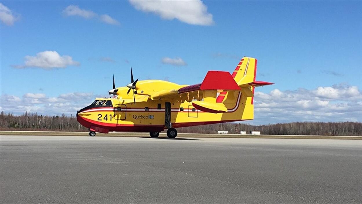 Un avion-citerne de la SOPFEU. Un avion-citerne de la SOPFEU.