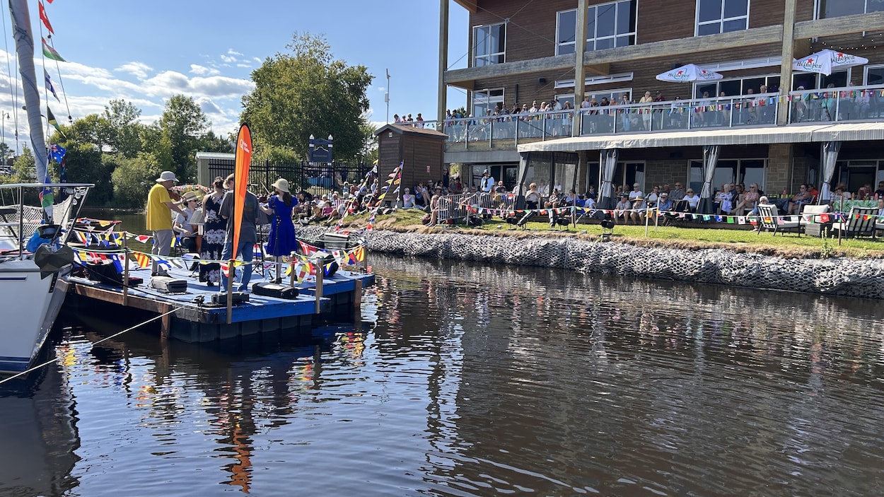 Des spectacles sur une scène flottante à Roberval