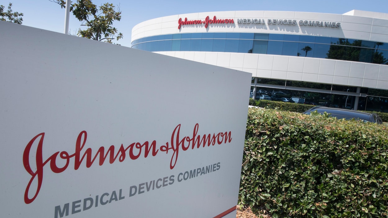 Une pancarte avec le logo de Johnson & Johnson devant des bureaux de la compagnie.