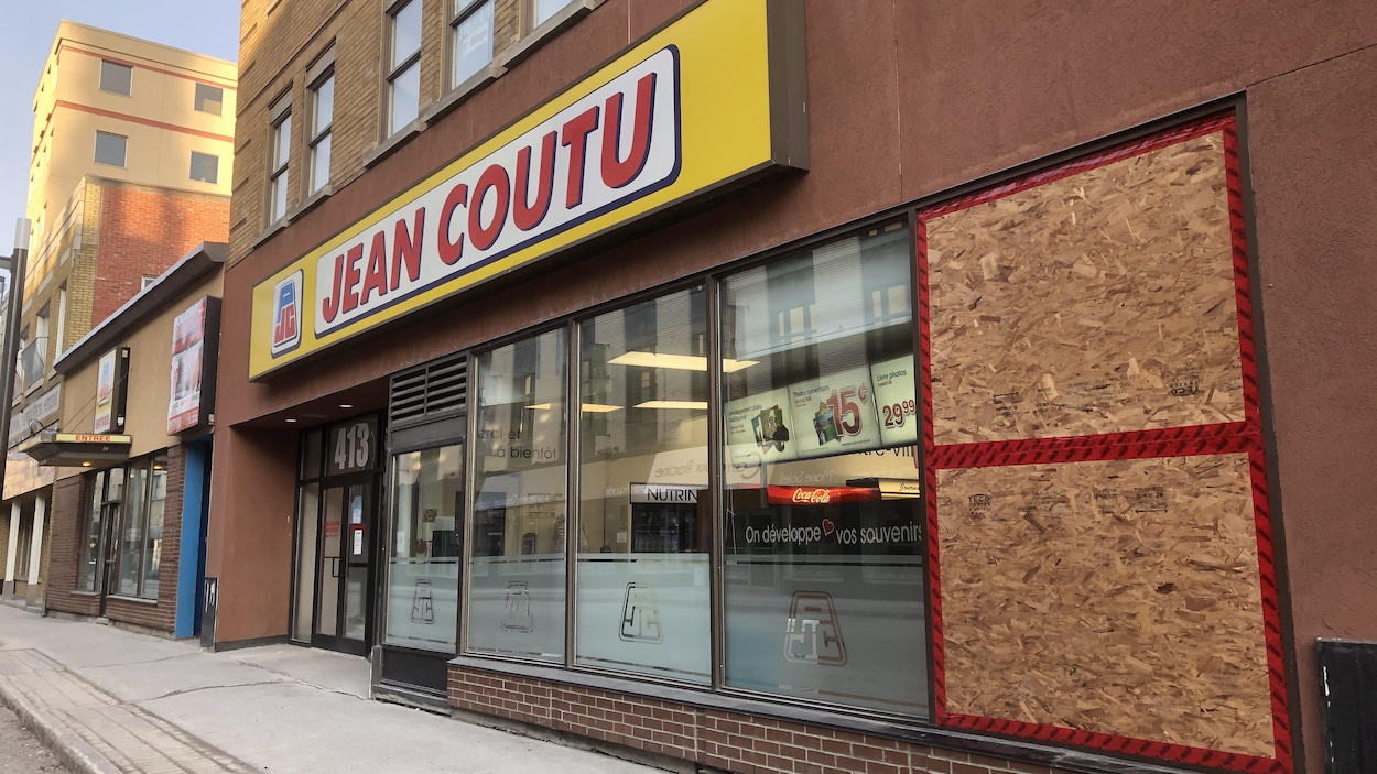 Une partie de la vitrine est recouverte par un panneau de bois.