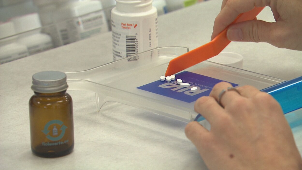 Une main prépare des médicaments dans un petit contenant en plastique. À gauche, on voit une fiole en vert, avec un symbole de réutilisation. On peut lire : fioleverte.ca