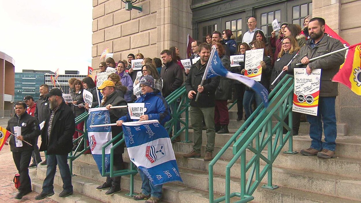 Des syndiqués de la fonction publique manifestent.