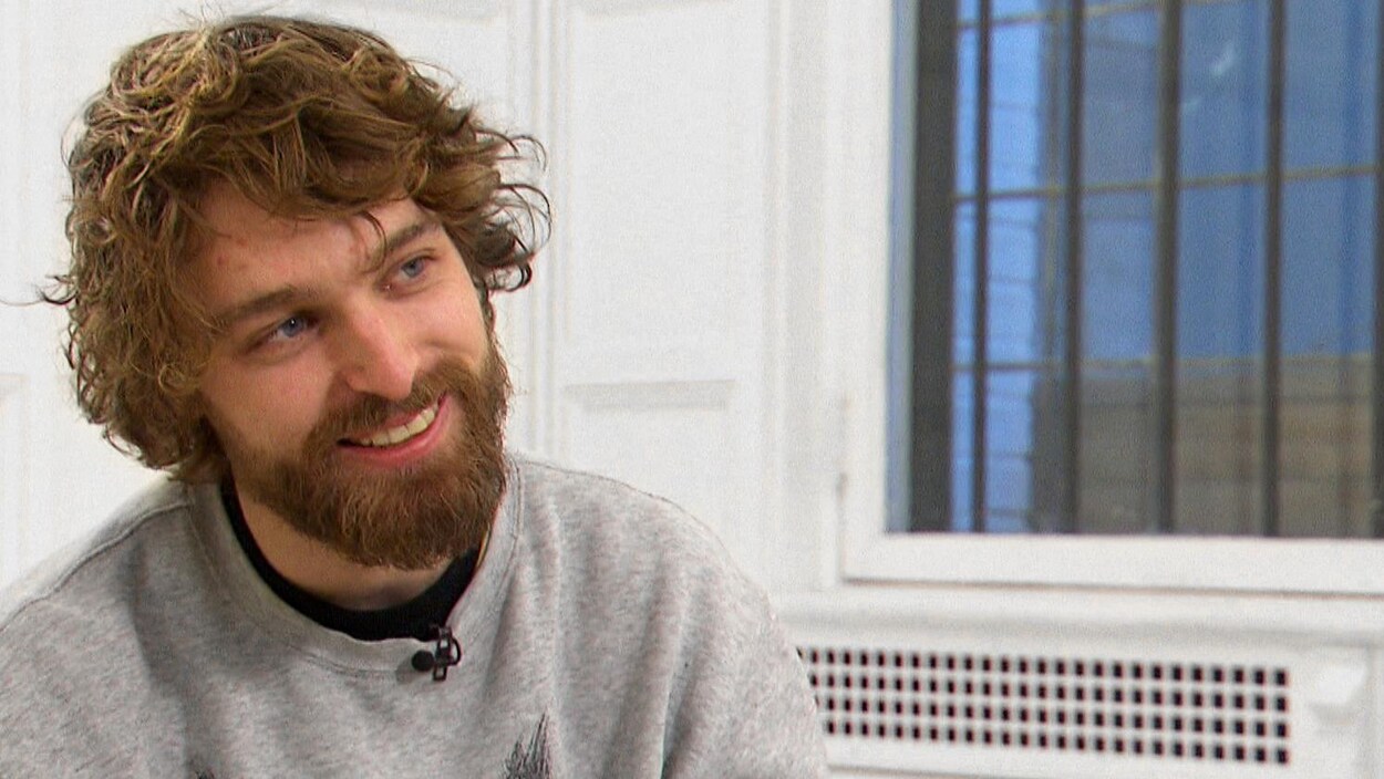 Philippe Brach en entrevue, tout sourire Philippe Brach en entrevue, tout sourire