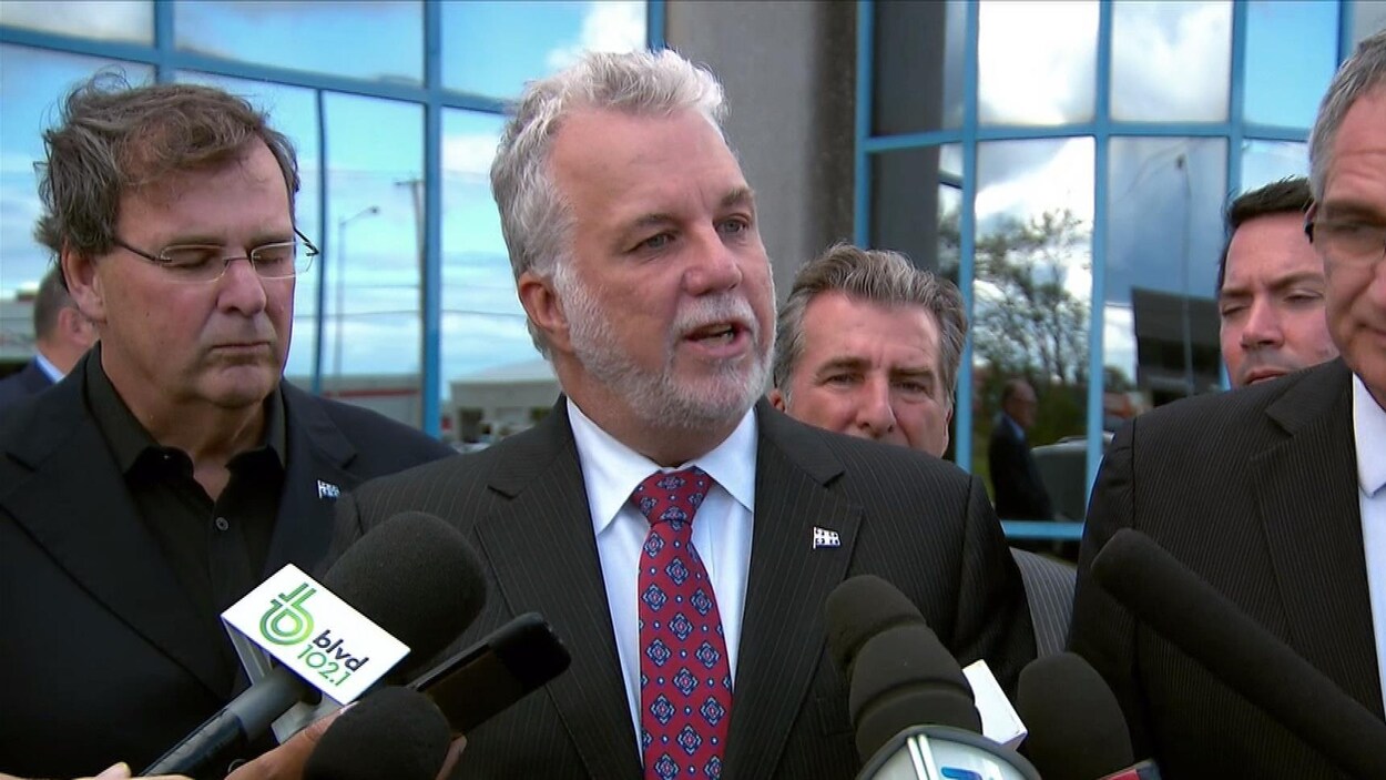 Le premier ministre Philippe Couillard répond aux questions des journalistes