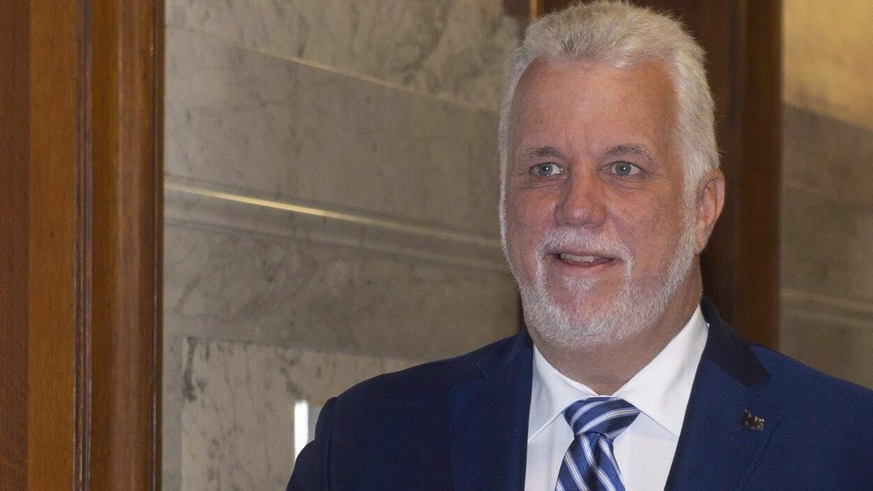 M. Couillard dans les corridors de l'Assemblée nationale.