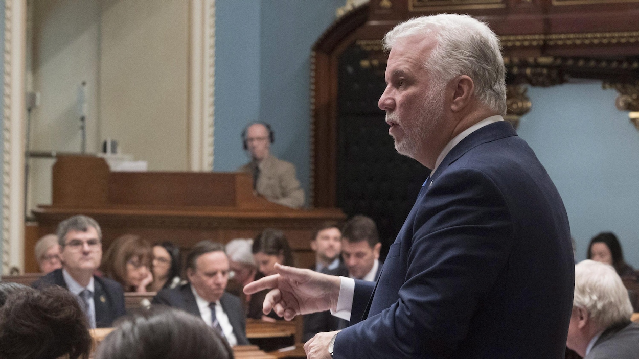 Le premier ministre du Québec, Philippe Couillard, répond à une question à l'Assemblée nationale. Le premier ministre du Québec, Philippe Couillard, répond à une question à l'Assemblée nationale.