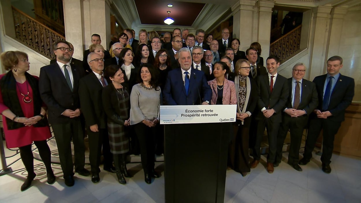 Le premier ministre du Québec, Philippe Couillard, entouré de ses ministres
