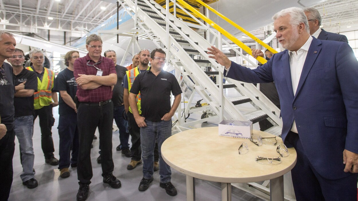 Le premier ministre du Québec Philippe Couillard s'adresse à des employés de Bombardier, jeudi 28 septembre 2017.