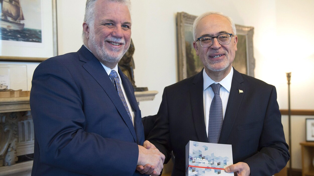 Philippe Couillard et Carlos Leitao se serrent la main.