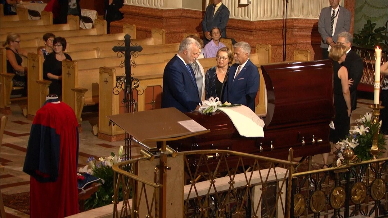 Le premier ministre Philippe Couillard rend hommage à Paul Gérin-Lajoie à la basilique-cathédrale Marie-Reine-du-Monde, à Montréal. Le premier ministre Philippe Couillard rend hommage à Paul Gérin-Lajoie à la basilique-cathédrale Marie-Reine-du-Monde, à Montréal.