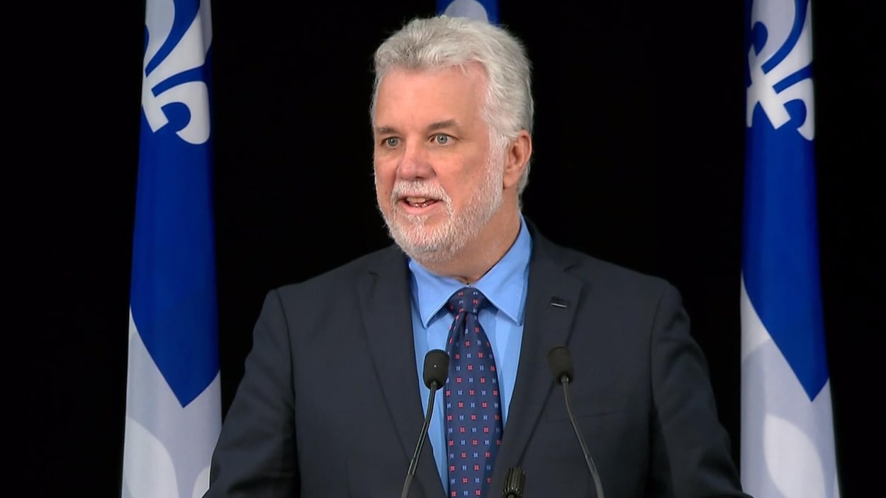 Le premier ministre du Québec, Philippe Couillard, au moment de dévoiler le document de 200 pages intitulé « Québécois, c'est notre façon d'être Canadiens ». Le premier ministre du Québec, Philippe Couillard, au moment de dévoiler le document de 200 pages intitulé « Québécois, c'est notre façon d'être Canadiens ».